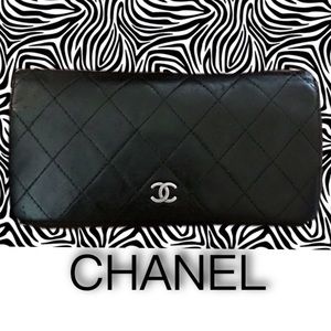 Auth CHANEL Quilted Leather CC Logo Bifold Wallet